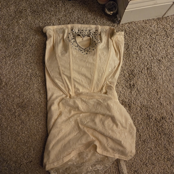 Sabrina Carpenter pale yellow heart rhinestone dress - Picture 2 of 5